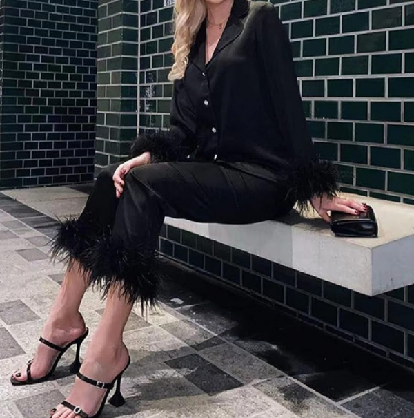 Jas blazer dengan aksen lengan berbulu